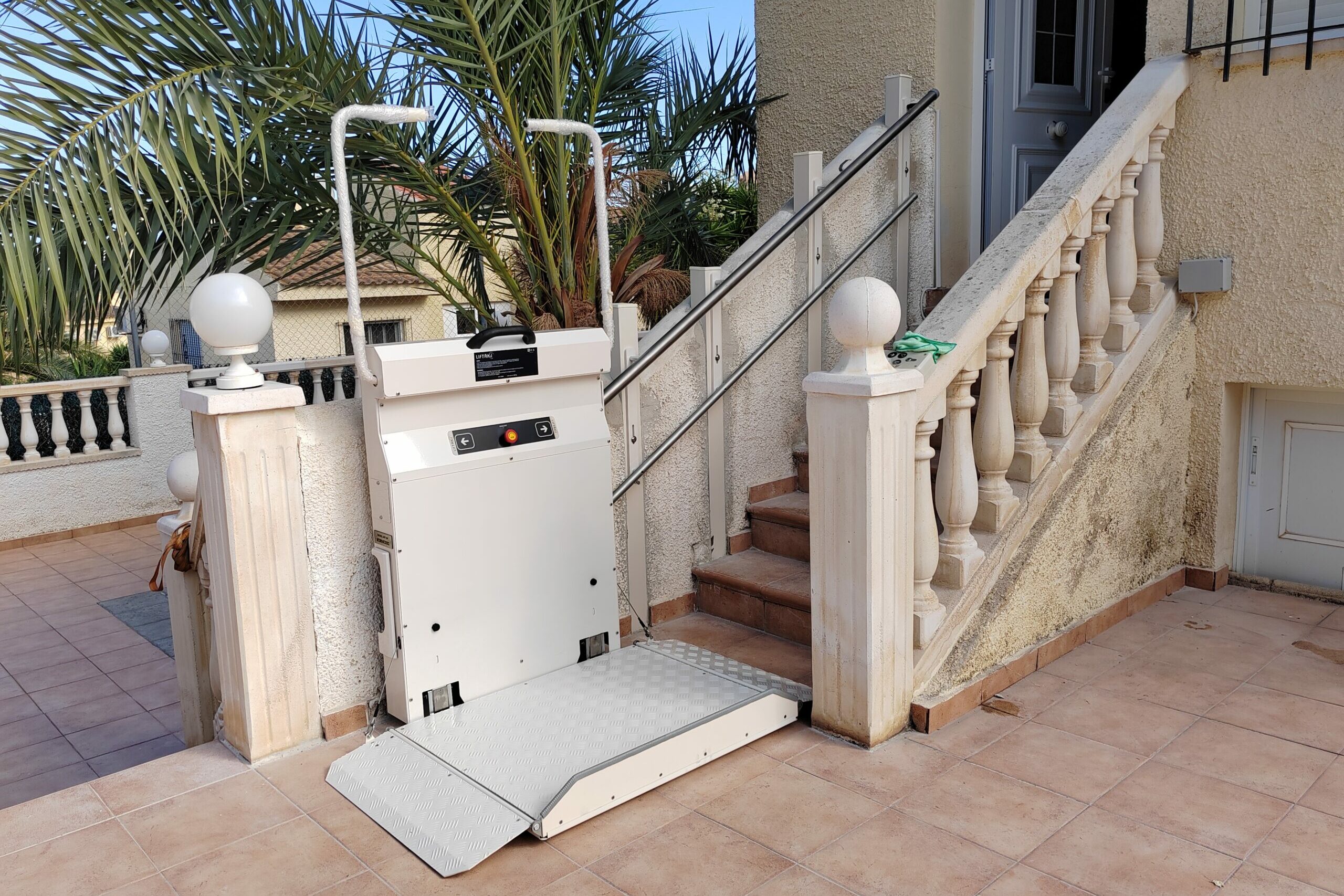 Elevador doméstico instalado en una casa como solución de accesibilidad vertical
