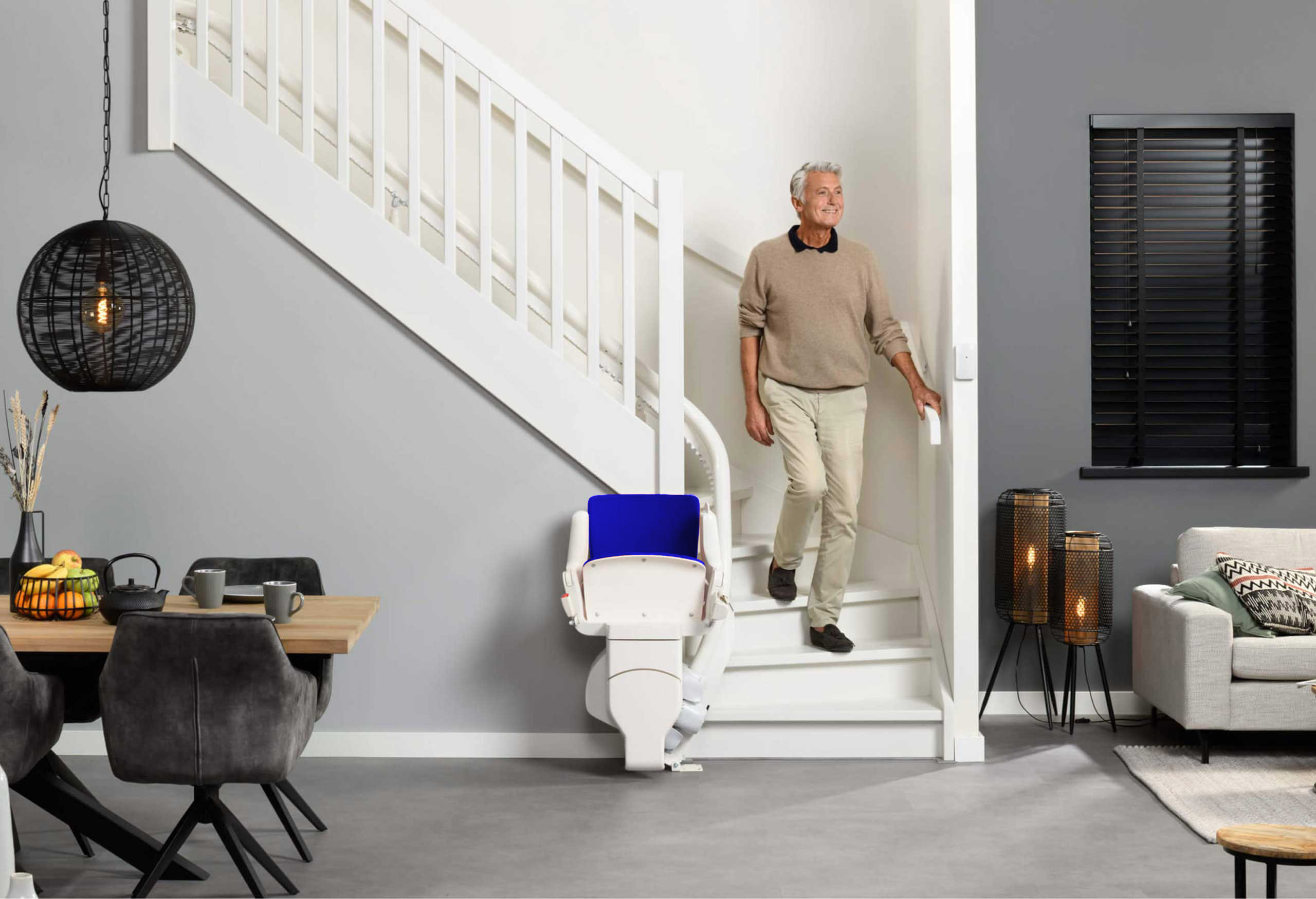 nstalación real de silla AURA Loop en escalera curva.