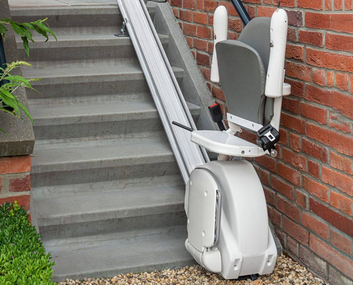Levia-go-exterior-silla-escaleras Instalacion de silla salvaescaleras en exteriores