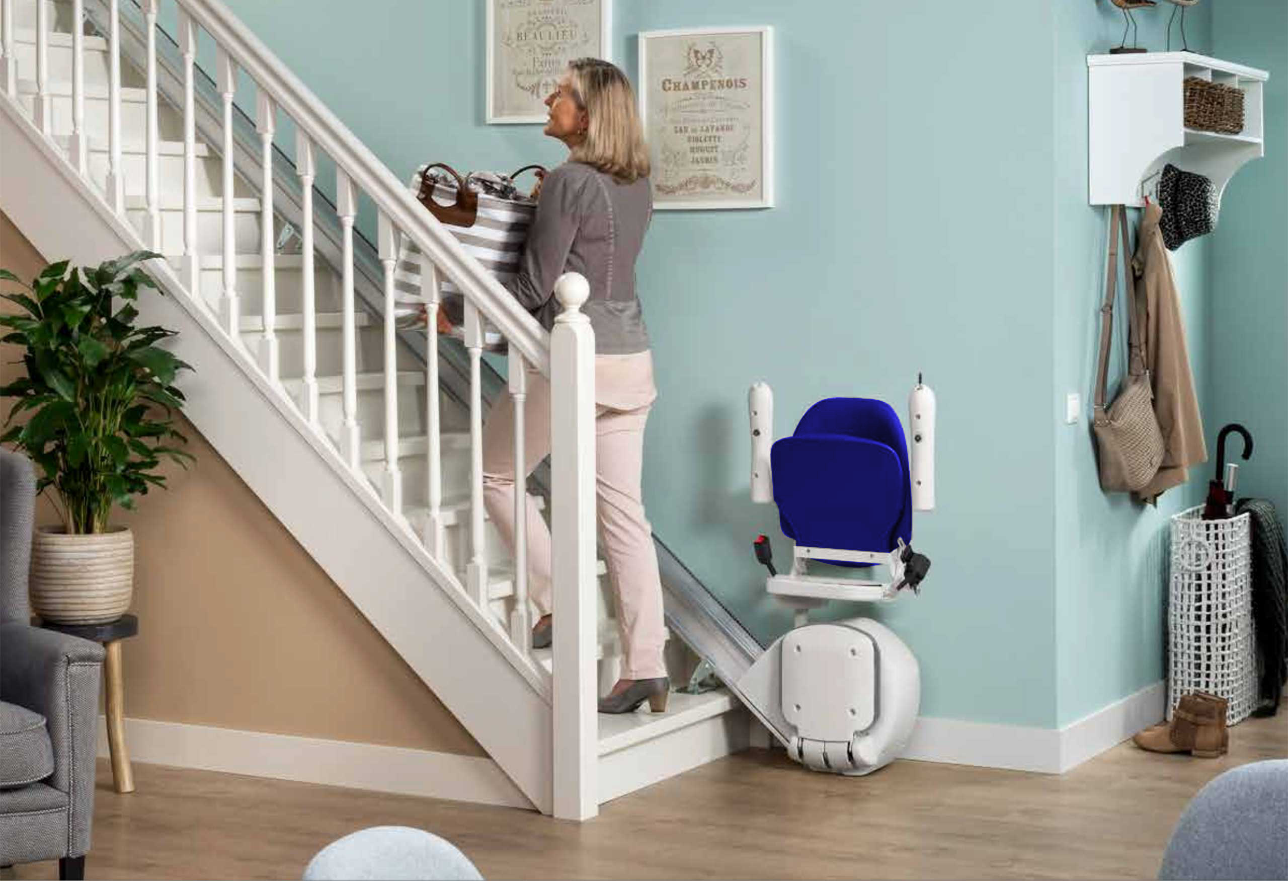 Persona-feliz-y-autonoma-usando-silla-salvaescaleras. Cliente satisfecho con su silla salvaescaleras instalada por Subir Fácil.