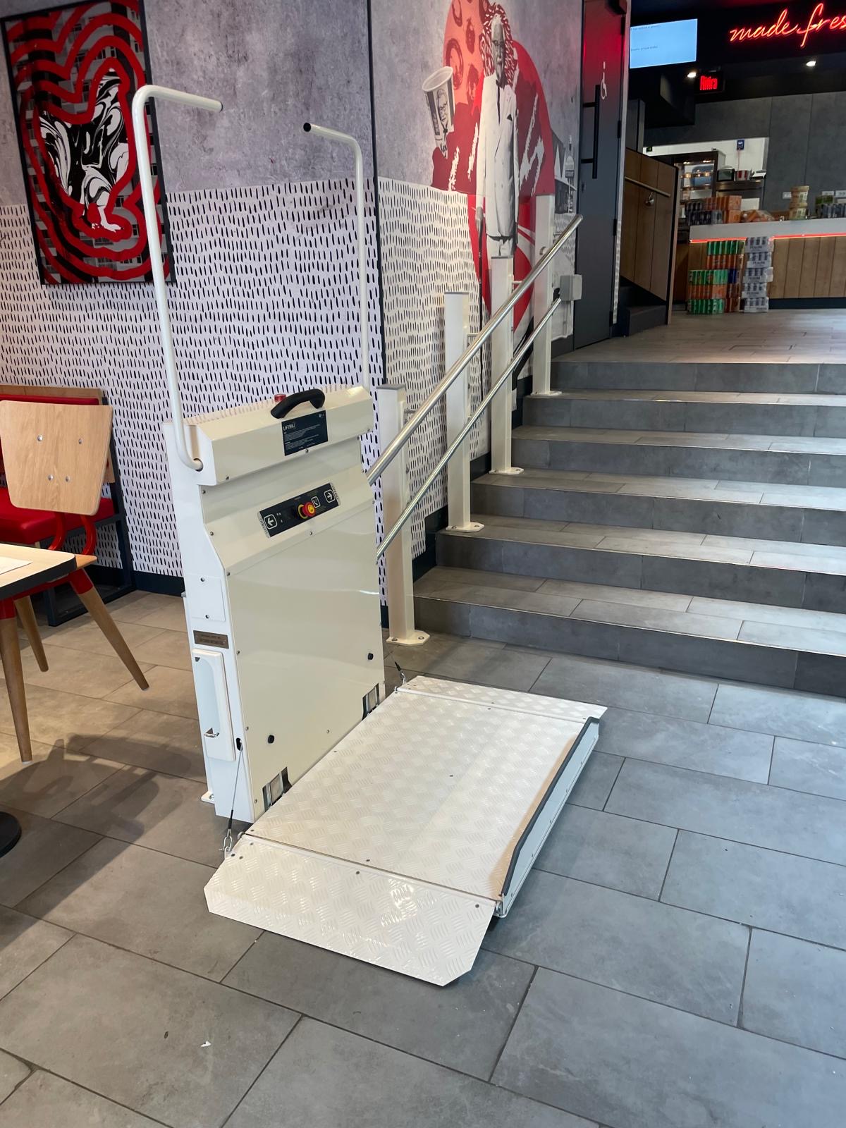 instalacion-plataforma-salvaescaleras-silla-ruedas