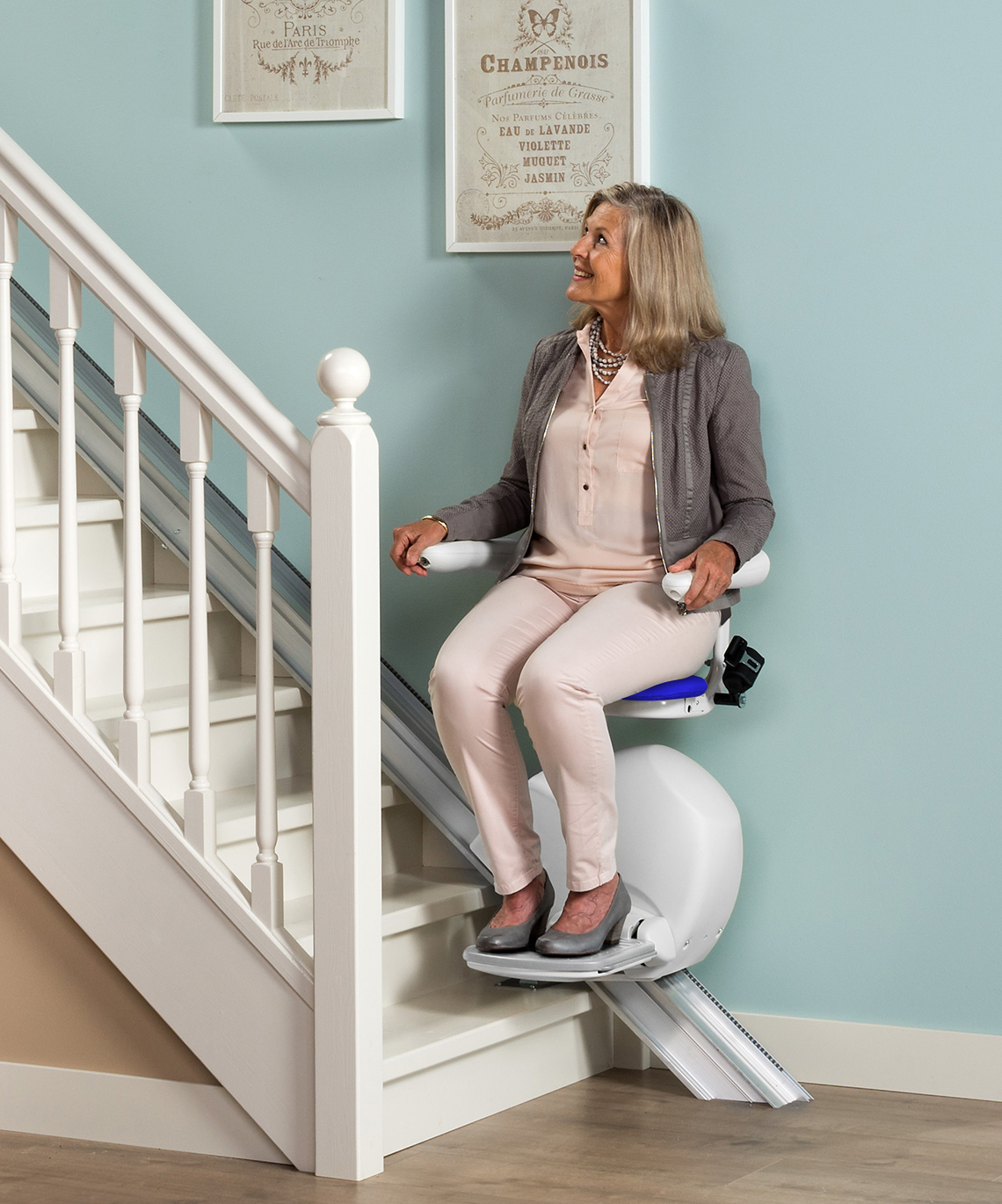 mujer-usando-silla-escalera-recta