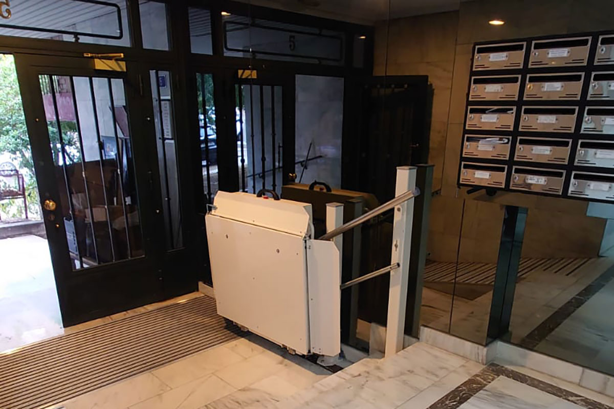 Plataforma salvaescaleras para silla de ruedas en una escalera de comunidad