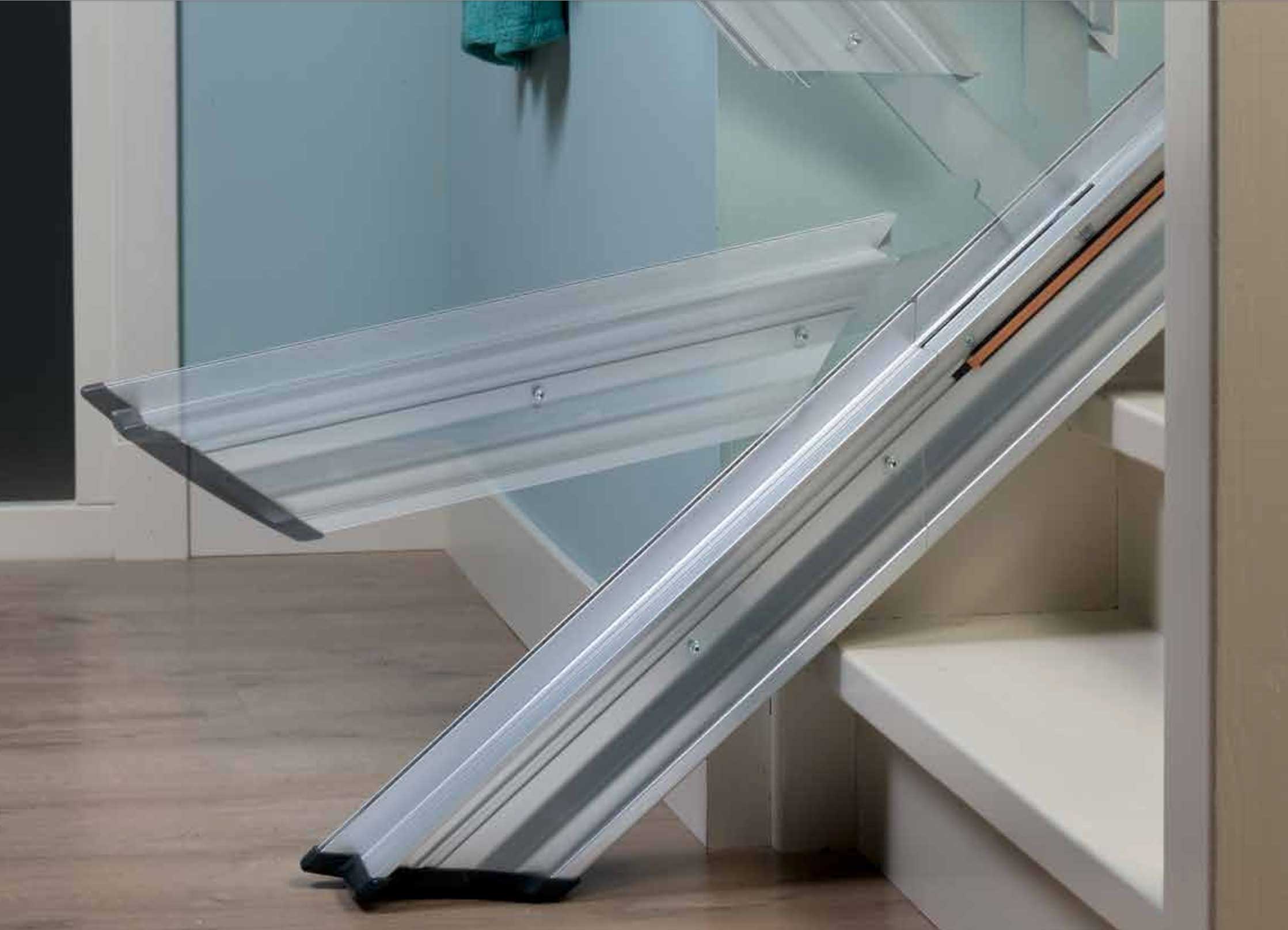 riel-plegable-para-espacios-pequenos Riel plegable para instalar la silla salvaescaleras en espacios reducidos