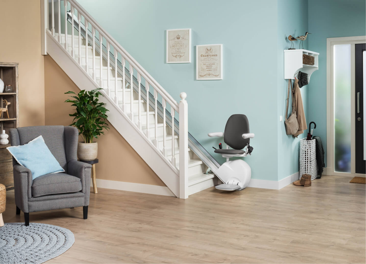 Silla salvaescaleras instalada en escalera curva de interior – solución de accesibilidad para personas mayores