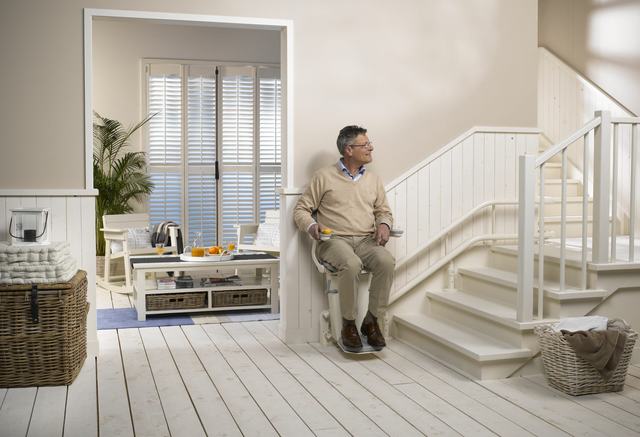 Persona mayor utilizando una silla salvaescaleras en su hogar – solución de accesibilidad sin obras de Subir Fácil